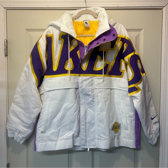 Nike Ambush LA Lakers Spellout NBA Jacket Coat Puffer Zip Button White NWT Med - Picture 2 of 14